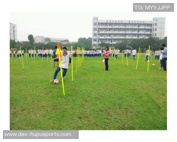 掌握足球绕杆技巧的关键要素与训练方法解析 掌握足球绕杆技巧的关键要素与训练方法解析